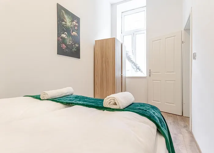 Lovely 1br & 1lr Ground Floor Gem 15 Min To Center Via U3 Apartman *