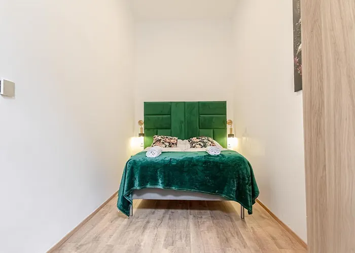 Lovely 1br & 1lr Ground Floor Gem 15 Min To Center Via U3 Apartman *