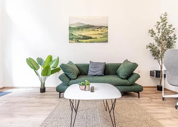 Lovely 1br & 1lr Ground Floor Gem 15 Min To Center Via U3 *