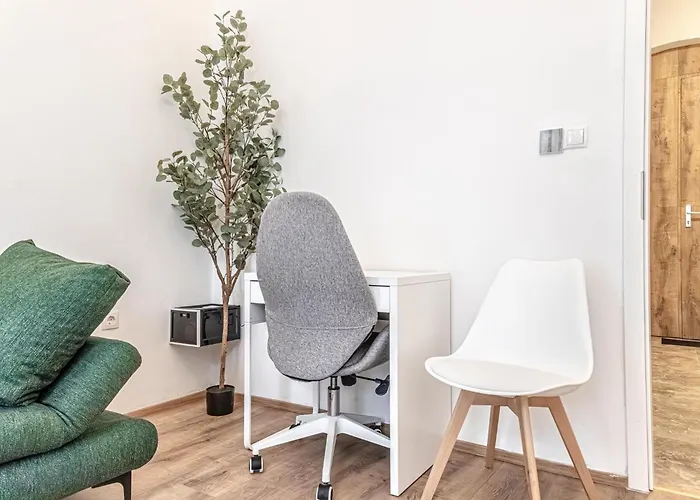 Lovely 1br & 1lr Ground Floor Gem 15 Min To Center Via U3