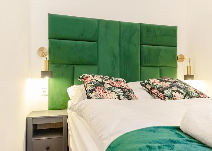 Apartman Lovely 1br & 1lr Ground Floor Gem 15 Min To Center Via U3 *
