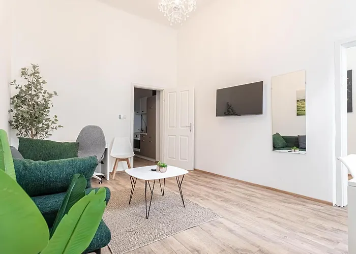 Lovely 1br & 1lr Ground Floor Gem 15 Min To Center Via U3 *