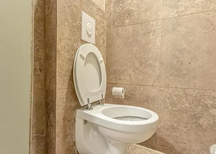 Lovely 1br & 1lr Ground Floor Gem 15 Min To Center Via U3