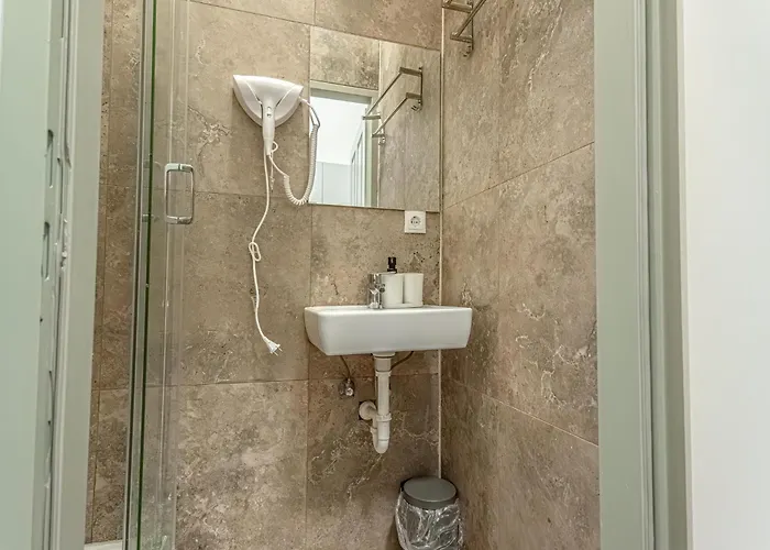 Lovely 1br & 1lr Ground Floor Gem 15 Min To Center Via U3 Bécs