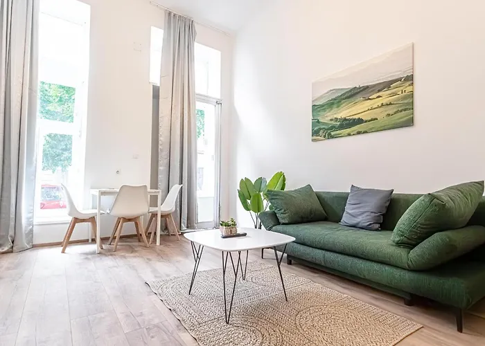 Lovely 1br & 1lr Ground Floor Gem 15 Min To Center Via U3 Apartman *