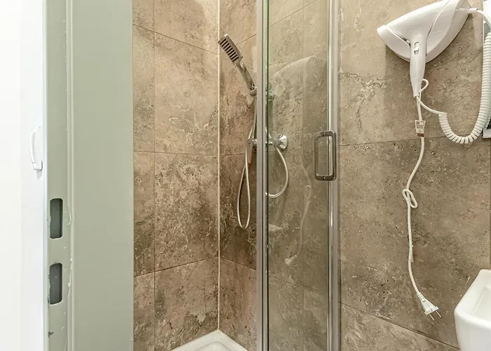 Lovely 1br & 1lr Ground Floor Gem 15 Min To Center Via U3