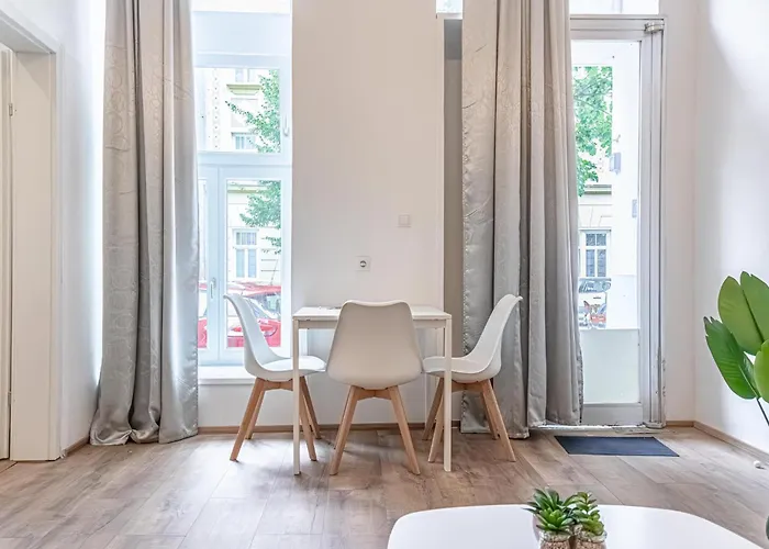 Lovely 1br & 1lr Ground Floor Gem 15 Min To Center Via U3 Apartman Bécs